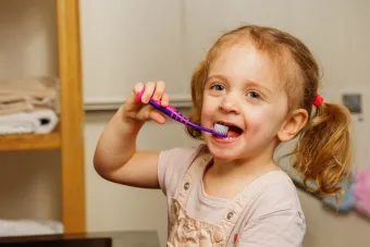 kid brushing teeth